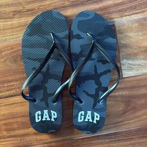 NWOT Gap flip-flops